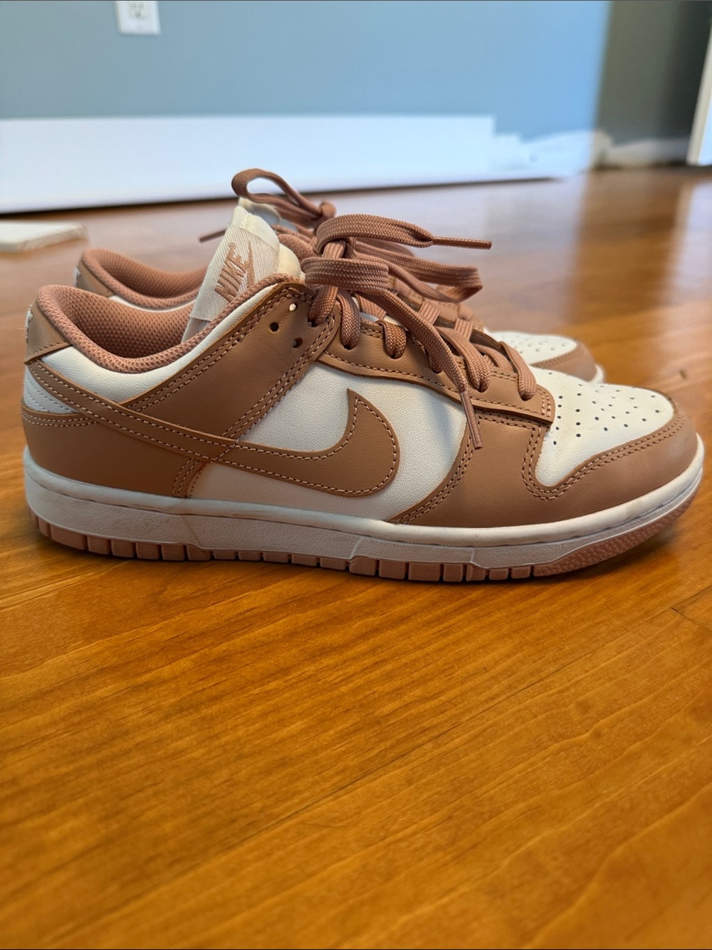 Nike Women’s Low-Top Sneaker Size 8.5 - Picture 3 of 6